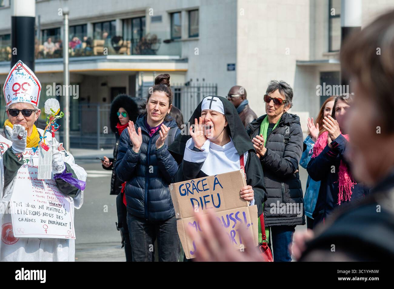 31 mars 2019 - Bruxelles, Brabant du Nord, Belgique - Une femme habillée en religieuse est vue crier des slogans pendant la manifestation..en même temps qu'une marche pour la vie était célébrée à Bruxelles, le collectif belge a organisé une manifestation "défendre le droit à l'avortement" à la gare centrale de Bruxelles. Depuis octobre 2018 en Belgique, l’avortement n’est plus régi par le code pénal mais par le code civil. Juste avant le vote final de septembre 2018, plusieurs milliers de personnes avaient déambulé dans les rues de Bruxelles pour réclamer une véritable dépénalisation de l’avortement. L'organisation a également demandé aux gens d'apporter th Banque D'Images