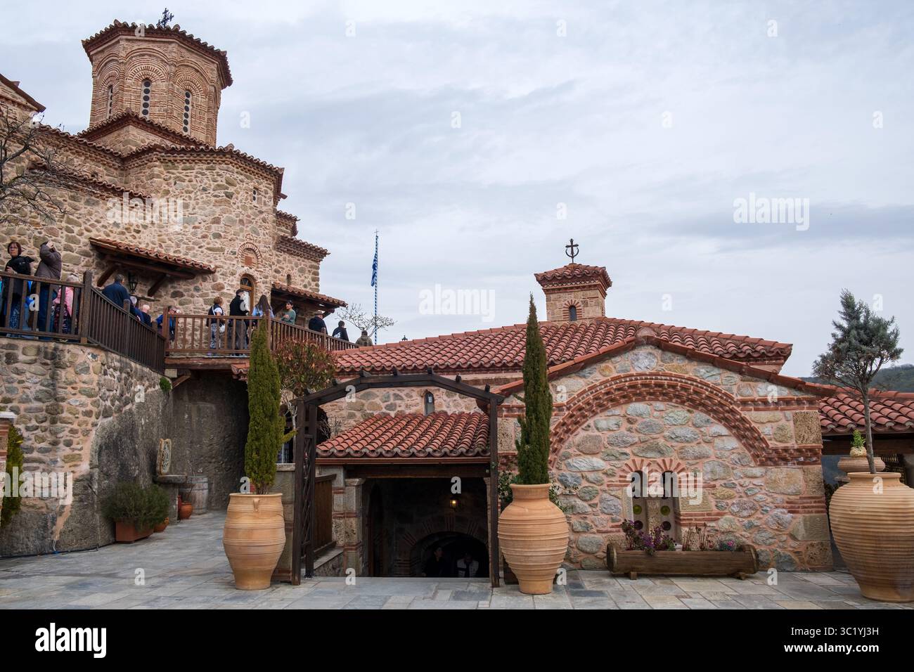 Personnes visitant le monastère des Météores à Trikala, Thessalie, Grèce. Patrimoine mondial de l'UNESCO. Banque D'Images