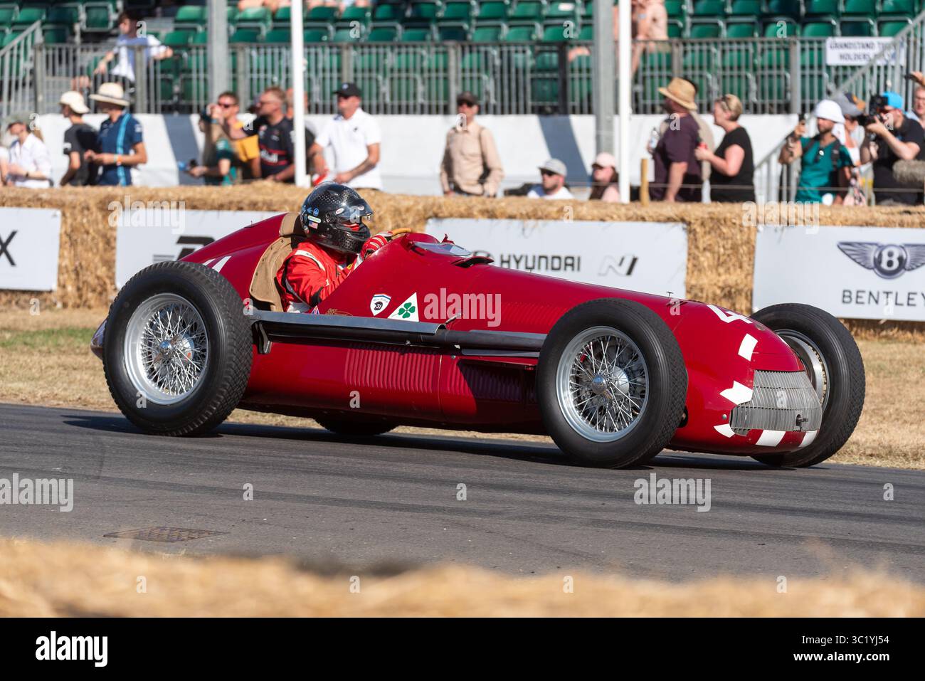 Alfa Romeo 158 Alfetta voiture de formule 1 historique sur la piste de montée de colline au Goodwood Festival of Speed 2025 Motorsport & Motoring Event Banque D'Images