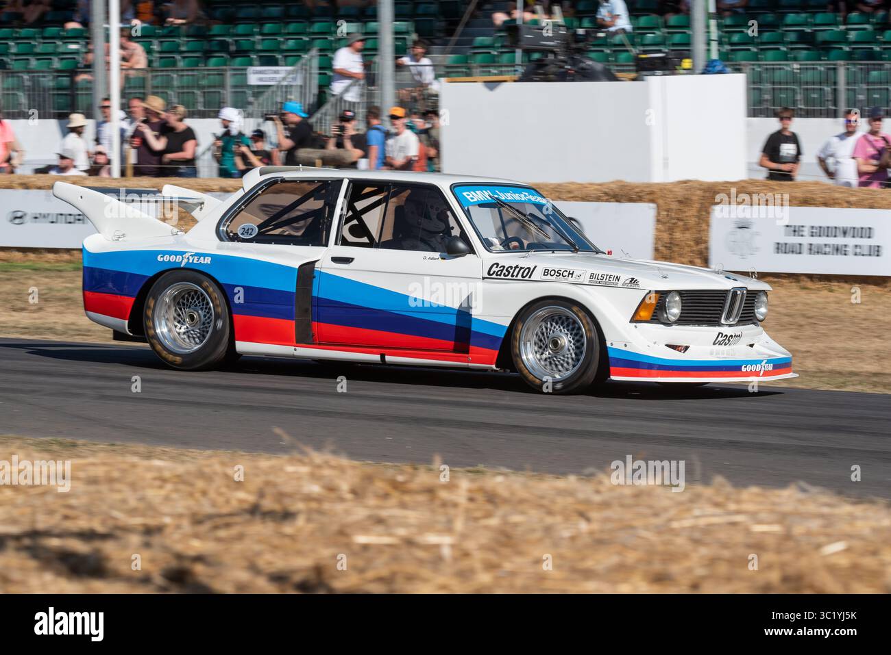 Voiture de course BMW 320i sur la piste de montée de colline au Goodwood Festival of Speed 2025 Motorsport & Motoring Event. BMW Junior Team Banque D'Images