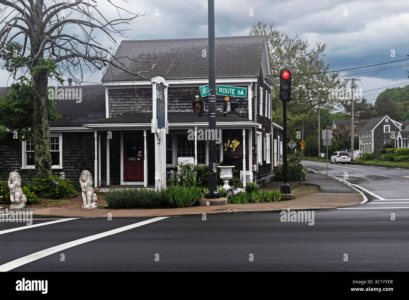 Rue à Sandwich après la pluie, Cape Cod, Massachusetts, États-Unis Banque D'Images