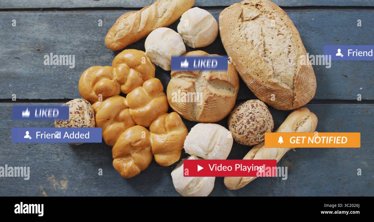 Affichage de pains cuits au four sur une table en bois bleu rustique, avec des graphiques de notification de médias sociaux Banque D'Images