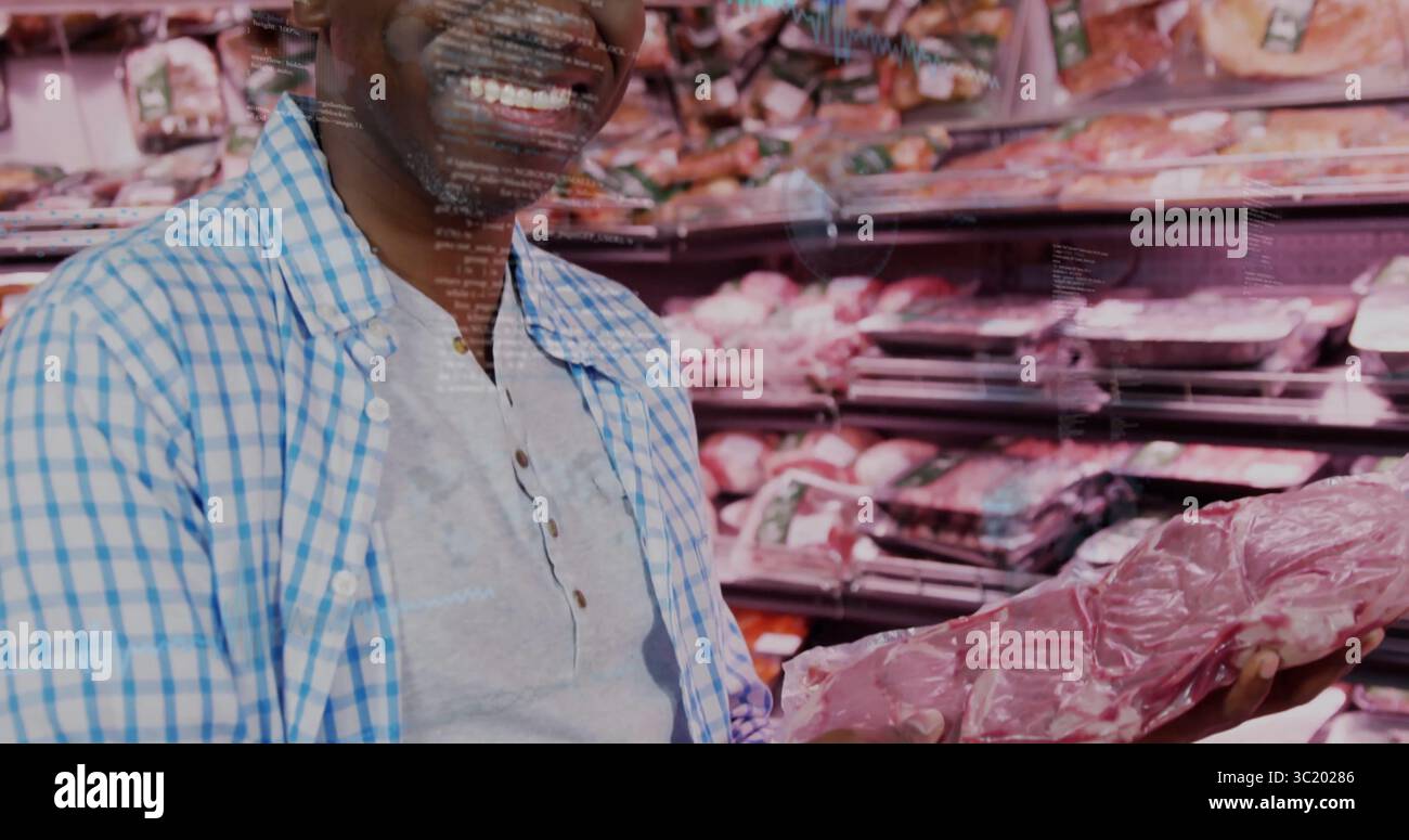 Homme mûr souriant tenant de la viande scellée sous vide dans l'allée de boucherie de l'épicerie, espace de copie Banque D'Images