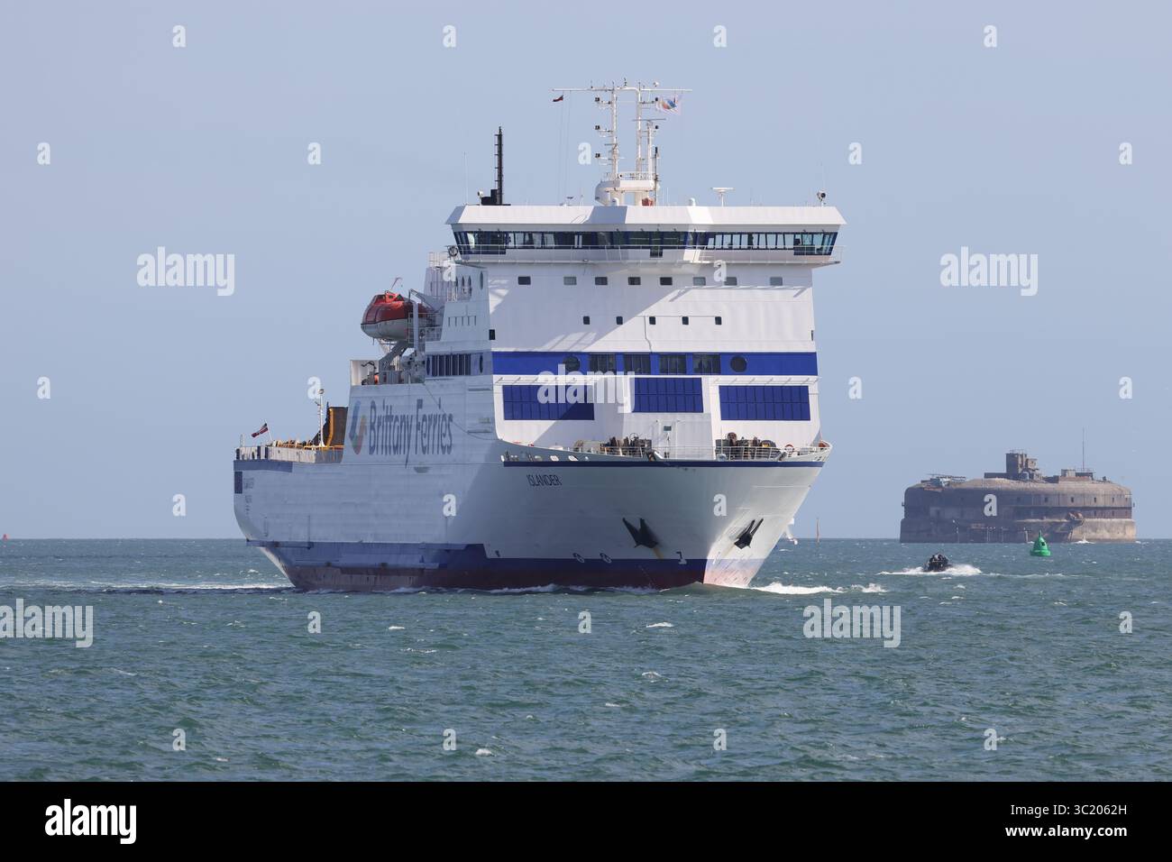 Récemment ajouté à la flotte de Brittany Ferries le roll on roll off ferry de véhicules de passagers MV ISLANDER approchant le continent britannique Banque D'Images