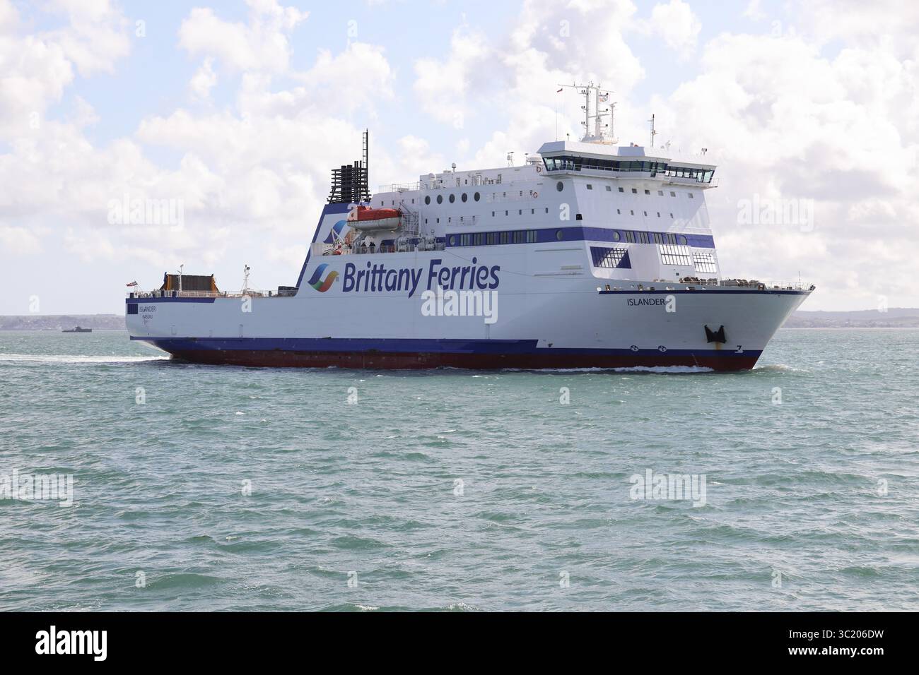 Le transbordeur roulier MV ISLANDER pour véhicules de tourisme approchant de l'entrée du port Banque D'Images