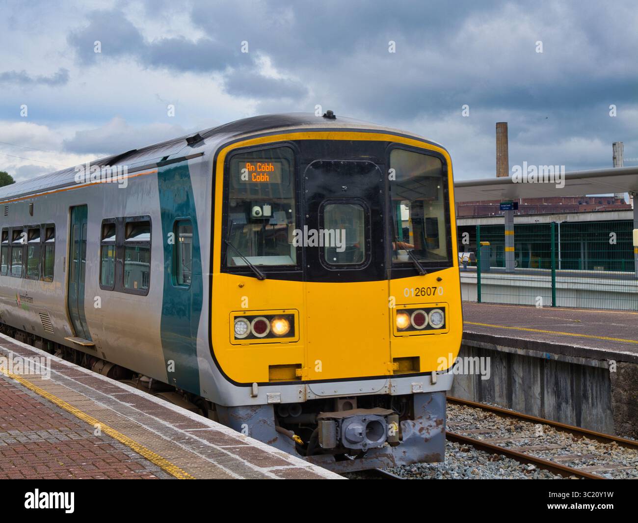 Cork, Irlande - mai 27 2025 : un train arrive à la gare de Cork, en Irlande, sur fond de nuages spectaculaires, capturant un moment de voyage et de transit Banque D'Images