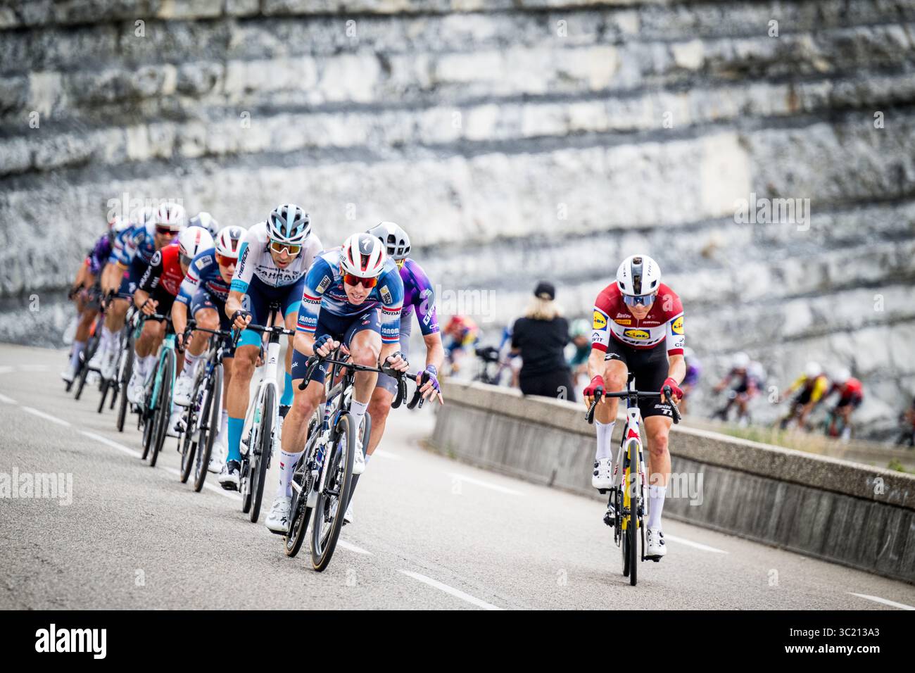 Bollene, France. 23 juillet 2025. Le néerlandais Roel Van Sintmaartensdijk d'Intermarché-Wanty et le letton Toms Skujins de Lidl-Trek photographiés lors de l'étape 17 du Tour de France 2025, de Bollene à Valence (161km), le mercredi 23 juillet 2025 en France. La 112ème édition du Tour de France débute le samedi 5 juillet à Lille, France, et se terminera à Paris, France, le 27 juillet. BELGA PHOTO JASPER JACOBS crédit : Belga News Agency/Alamy Live News Banque D'Images