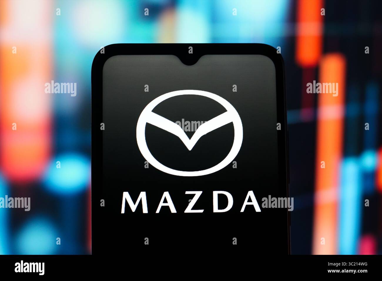Canada. 23 juillet 2025. Dans cette illustration photo, le logo Mazda est affiché sur l'écran d'un téléphone intelligent. (Crédit image : © Thomas Fuller/SOPA images via ZUMA Press Wire) USAGE ÉDITORIAL SEULEMENT ! Non destiné à UN USAGE commercial ! Banque D'Images