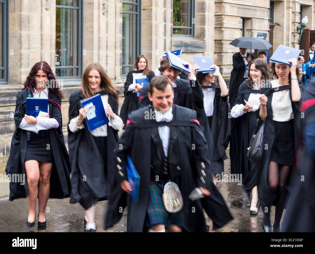 Heureux étudiants diplômés, procession académique, Météo écossaise, Young Hall, Université de St Andrews, St Andrews, Fife, Écosse, Royaume-Uni, GB. Banque D'Images