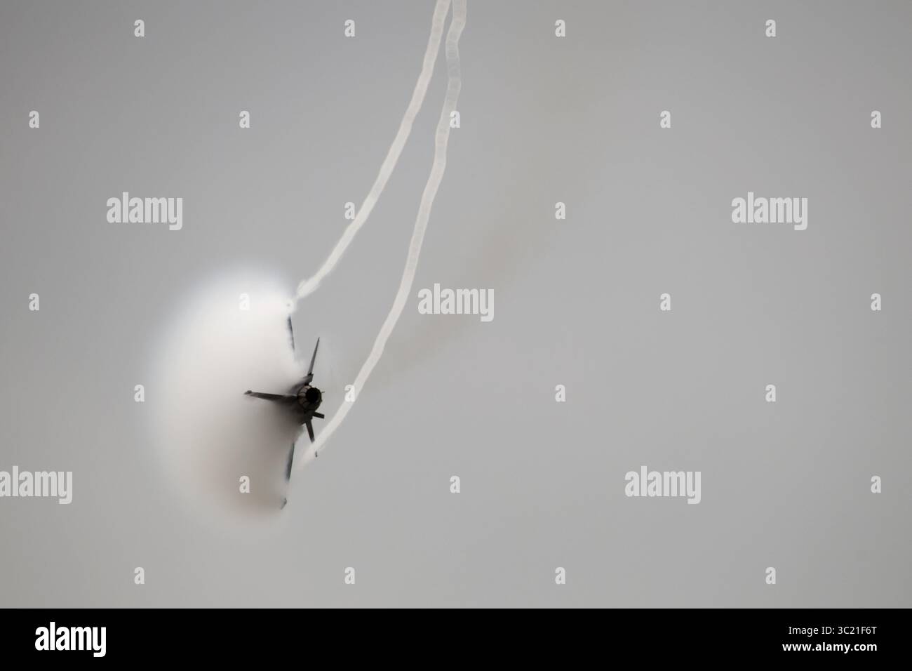 6 avril 2019 - Sumpter, Caroline du Sud, États-Unis - Un avion de chasse F-16CM Fighting Falcon de l'US Air Force piloté par le Major John Waters effectue des manœuvres aériennes lors d'une exposition de l'équipe de démonstration Viper à la base aérienne Shaw le 6 avril 2019 à Sumpter, S.C. (image crédit : © Kathryn Reaves via ZUMA Wire) Banque D'Images