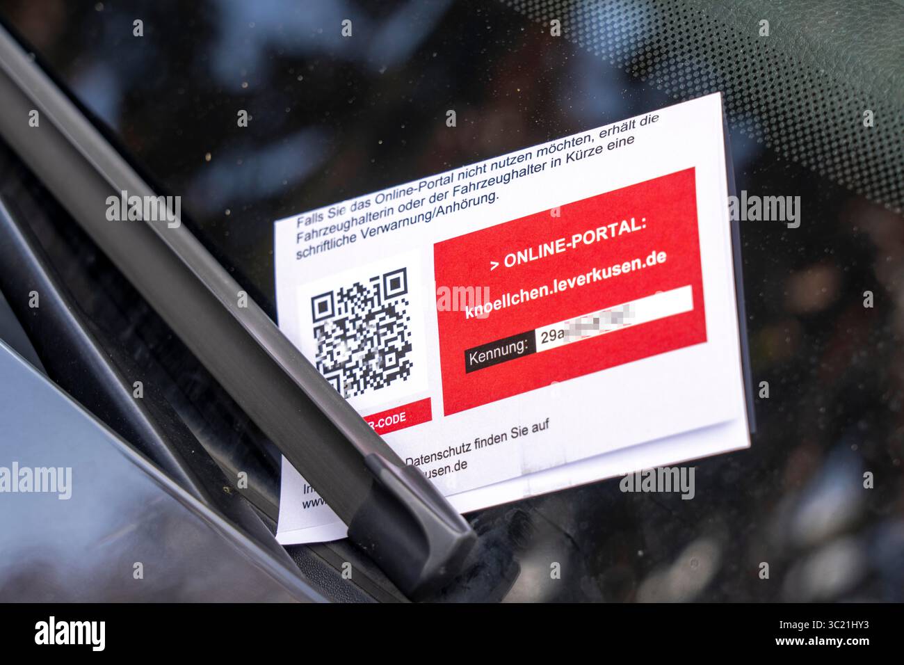 Ticket de stationnement sur une voiture, mal garée, les résidents stationnant sans permis de stationnement, notification du bureau de l'ordre public, l'infraction peut être rea Banque D'Images