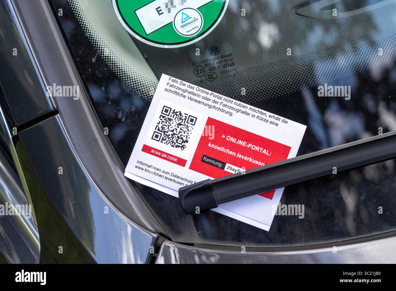 Ticket de stationnement sur une voiture, mal garée, les résidents stationnant sans permis de stationnement, notification du bureau de l'ordre public, l'infraction peut être rea Banque D'Images