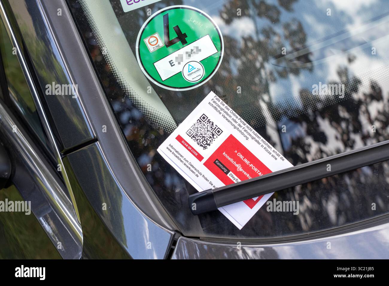 Ticket de stationnement sur une voiture, mal garée, les résidents stationnant sans permis de stationnement, notification du bureau de l'ordre public, l'infraction peut être rea Banque D'Images
