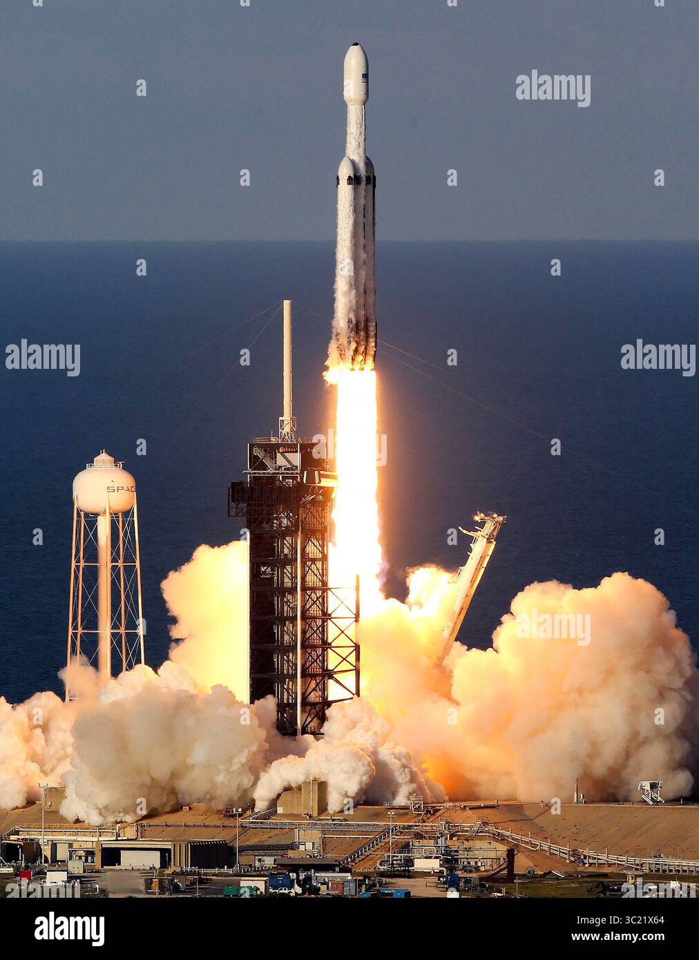 11 avril 2019 - Kennedy Space Center, FL, États-Unis - la fusée SpaceX Falcon Heavy décolle du complexe de lancement 39-A au Kennedy Space Center, Floride, le jeudi 11 avril 2019. Le Falcon Heavy transportait le satellite Arabsat-6A qui a ensuite été déployé avec succès. (Crédit image : © TNS via ZUMA Wire) Banque D'Images