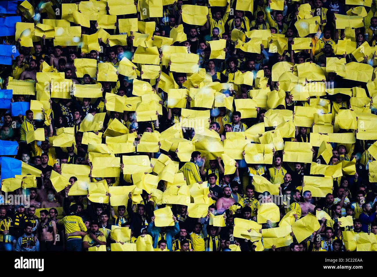 14 avril 2019 : les fans de Fenerbache avant le match turc Super Lig entre Fenerbache et Galatasaray au stade ÅžÃ¼krÃ¼ SaracoÄŸlu à Istanbul, Turquie. Ulrik Pedersen/CSM.(image de crédit : &copy ; Ulrik Pedersen/CSM via ZUMA Wire) Banque D'Images