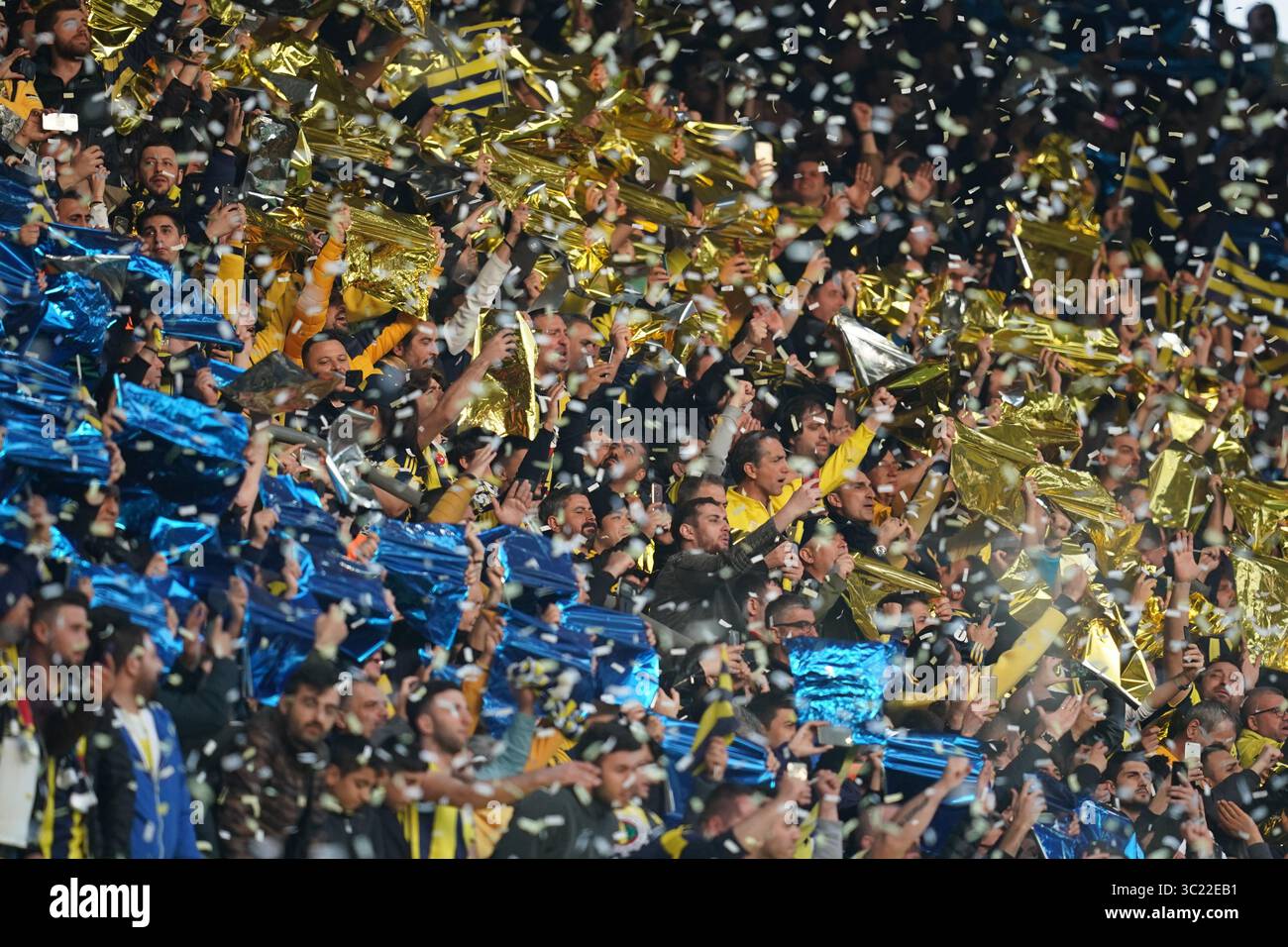 14 avril 2019 : les fans de Fenerbache avant le match turc Super Lig entre Fenerbache et Galatasaray au stade ÅžÃ¼krÃ¼ SaracoÄŸlu à Istanbul, Turquie. Ulrik Pedersen/CSM.(image de crédit : &copy ; Ulrik Pedersen/CSM via ZUMA Wire) Banque D'Images