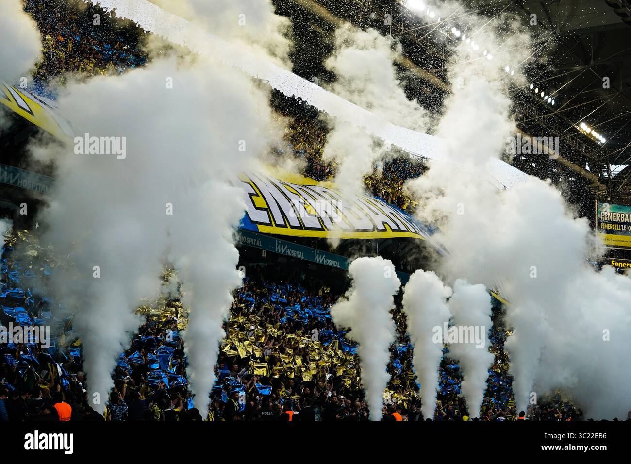 14 avril 2019 : les fans de Fenerbache avant le match turc Super Lig entre Fenerbache et Galatasaray au stade ÅžÃ¼krÃ¼ SaracoÄŸlu à Istanbul, Turquie. Ulrik Pedersen/CSM.(image de crédit : &copy ; Ulrik Pedersen/CSM via ZUMA Wire) Banque D'Images