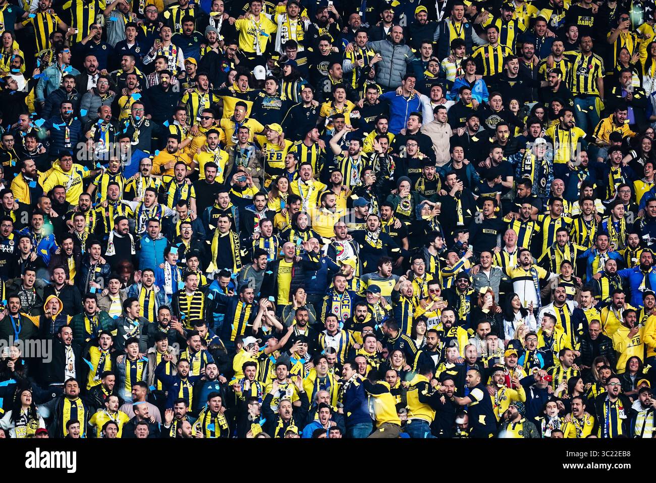 14 avril 2019 : les fans de Fenerbache avant le match turc Super Lig entre Fenerbache et Galatasaray au stade ÅžÃ¼krÃ¼ SaracoÄŸlu à Istanbul, Turquie. Ulrik Pedersen/CSM.(image de crédit : &copy ; Ulrik Pedersen/CSM via ZUMA Wire) Banque D'Images