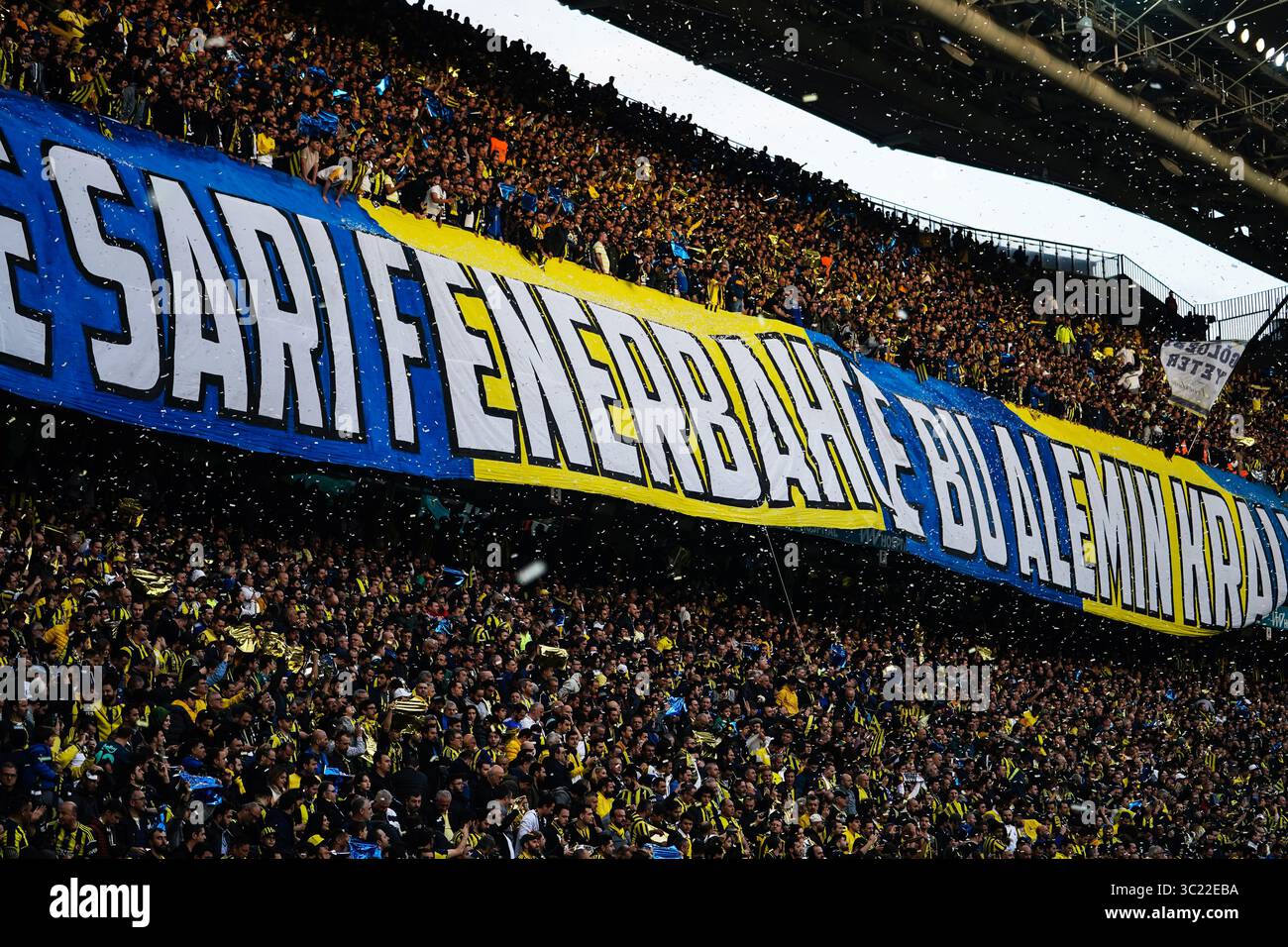 14 avril 2019 : les fans de Fenerbache avant le match turc Super Lig entre Fenerbache et Galatasaray au stade ÅžÃ¼krÃ¼ SaracoÄŸlu à Istanbul, Turquie. Ulrik Pedersen/CSM.(image de crédit : &copy ; Ulrik Pedersen/CSM via ZUMA Wire) Banque D'Images