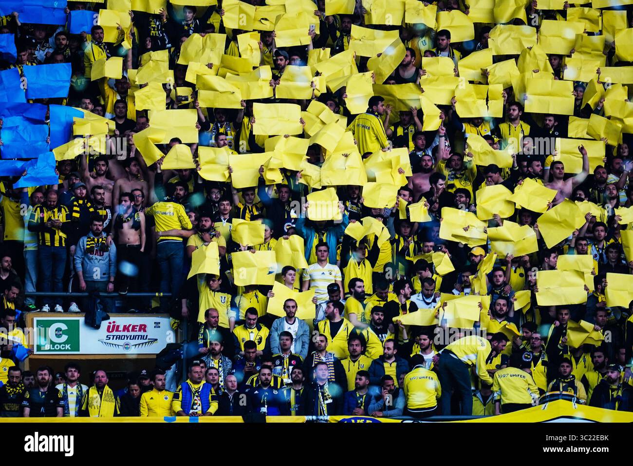 14 avril 2019 : les fans de Fenerbache avant le match turc Super Lig entre Fenerbache et Galatasaray au stade ÅžÃ¼krÃ¼ SaracoÄŸlu à Istanbul, Turquie. Ulrik Pedersen/CSM.(image de crédit : &copy ; Ulrik Pedersen/CSM via ZUMA Wire) Banque D'Images