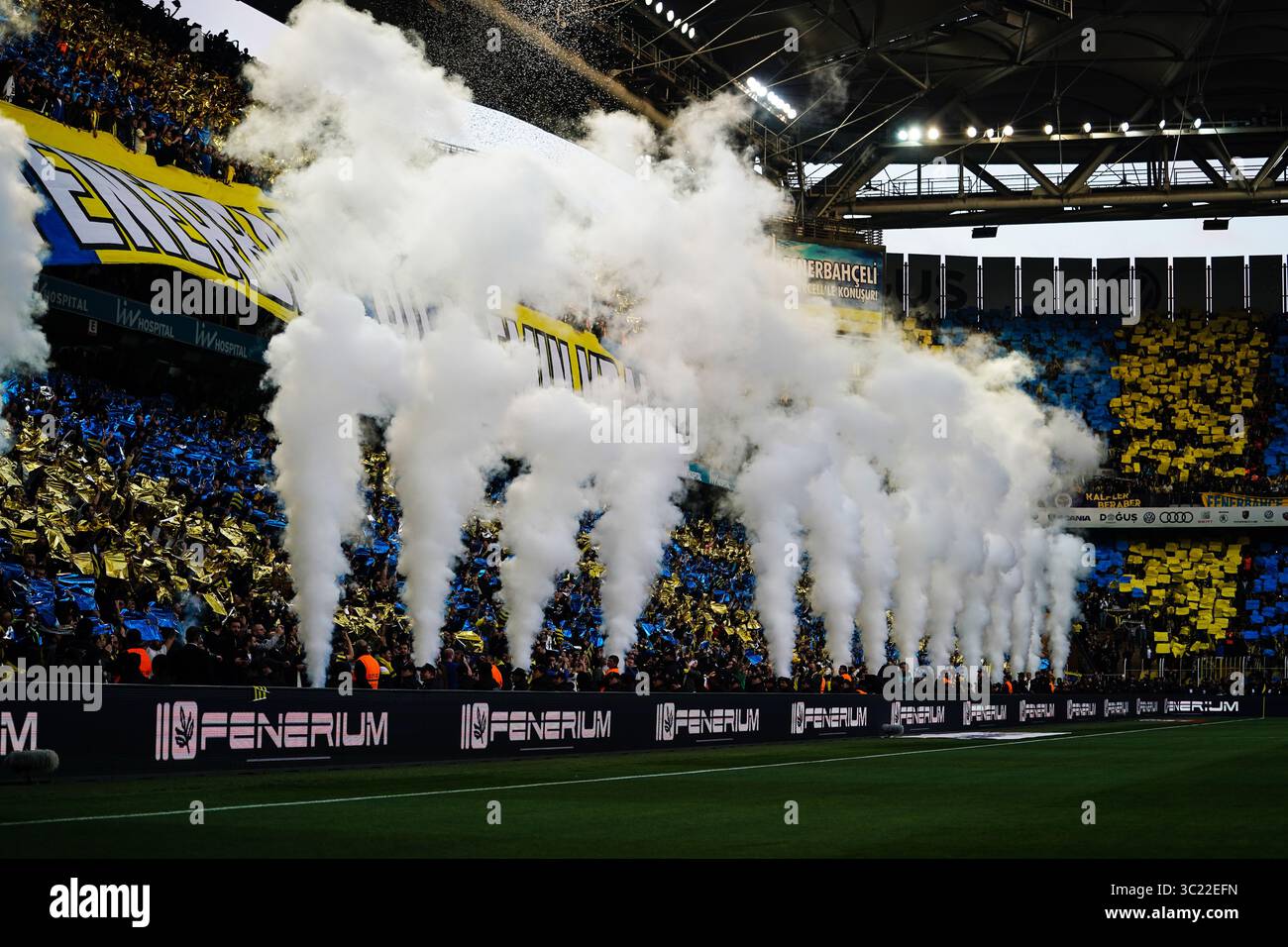 14 avril 2019 : les fans de Fenerbache avant le match turc Super Lig entre Fenerbache et Galatasaray au stade ÅžÃ¼krÃ¼ SaracoÄŸlu à Istanbul, Turquie. Ulrik Pedersen/CSM.(image de crédit : &copy ; Ulrik Pedersen/CSM via ZUMA Wire) Banque D'Images