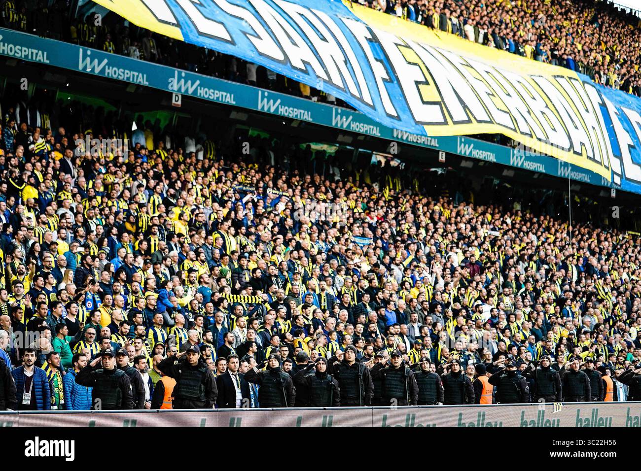 14 avril 2019 : les fans de Fenerbache avant le match turc Super Lig entre Fenerbache et Galatasaray au stade ÅžÃ¼krÃ¼ SaracoÄŸlu à Istanbul, Turquie. Ulrik Pedersen/CSM.(image de crédit : &copy ; Ulrik Pedersen/CSM via ZUMA Wire) Banque D'Images