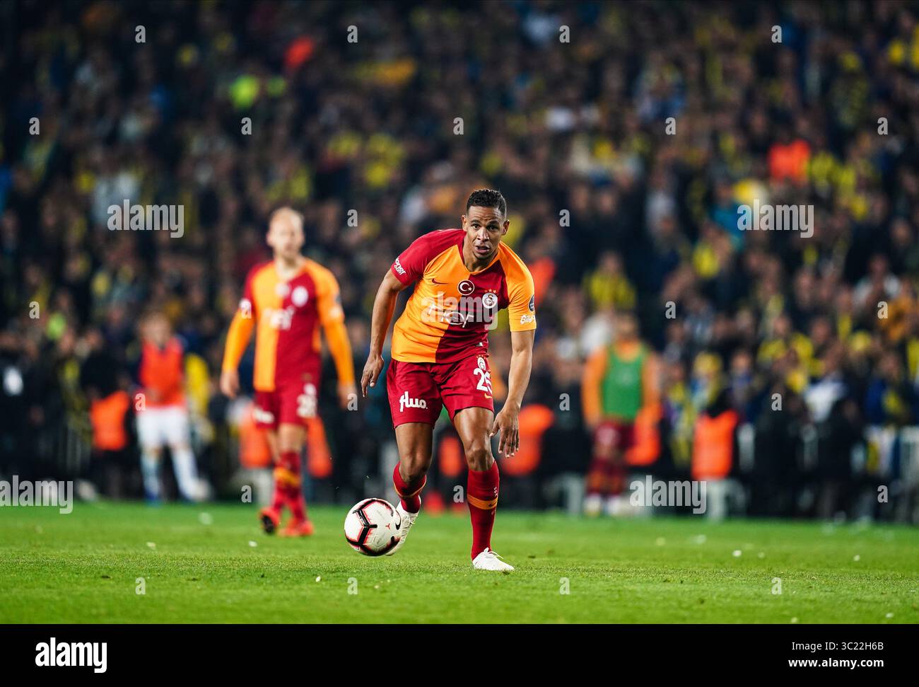 14 avril 2019 : Fernando de Galatasaray lors du match turc Super Lig entre Fenerbache et Galatasaray au stade ÅžÃ¼krÃ¼ SaracoÄŸlu à Istanbul, Turquie. Ulrik Pedersen/CSM.(image de crédit : &copy ; Ulrik Pedersen/CSM via ZUMA Wire) Banque D'Images
