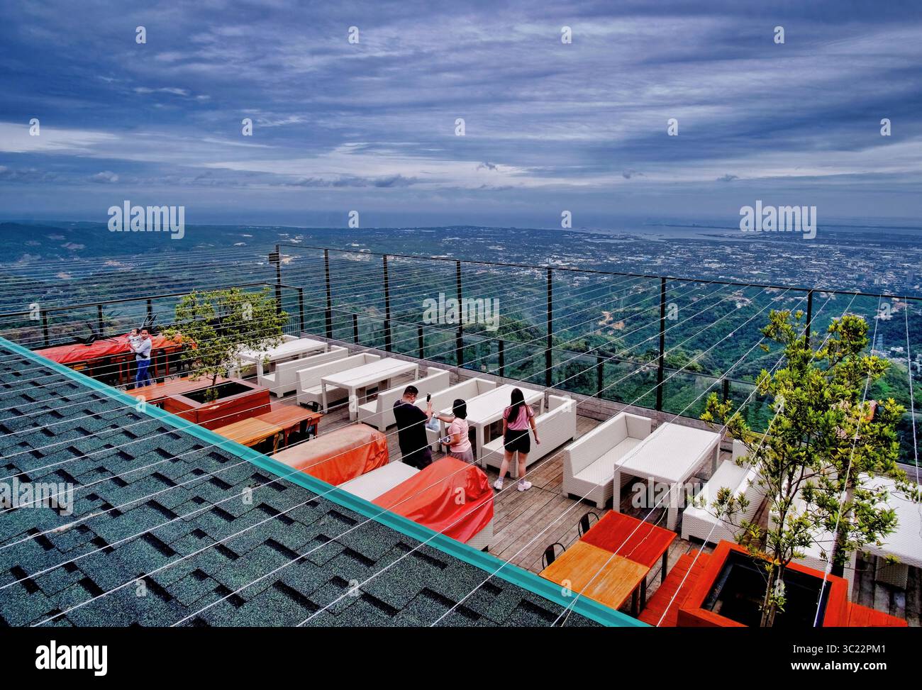 Terrasse d'observation dans un restaurant Cebu City sur un sommet de montagne qui offre aux clients une vue impressionnante et large sur la ville et la mer environnante. Banque D'Images