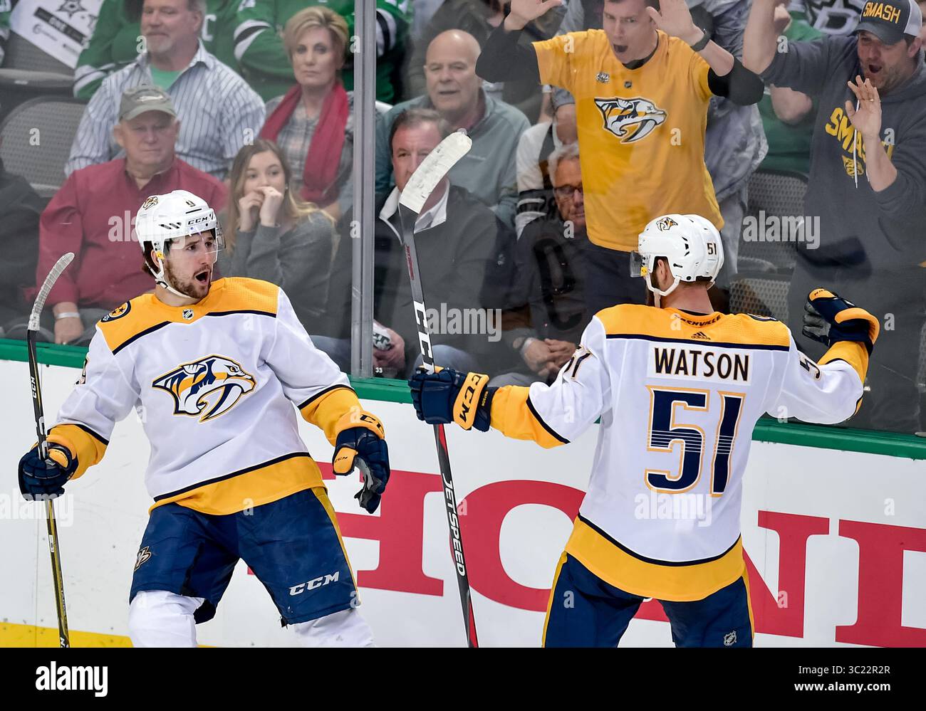 Filip Forsberg (9), aile gauche des Predators de Nashville, célèbre Austin Watson (51) avec l’aile gauche des Predators de Nashville après un but éliminatoire lors d’un match des éliminatoires de la LNH entre les Predators de Nashville et les Stars de Dallas de la première ronde, match 3 au American Airlines Center de Dallas, Texas, le 15 avril 2019.(Manny Flores/Cal Sport Media) Banque D'Images