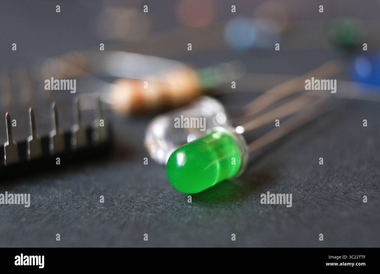 Sources optiques et lumineuses à semi-conducteurs. LED monochromes. Axé sur la diode électroluminescente de couleur verte. Banque D'Images