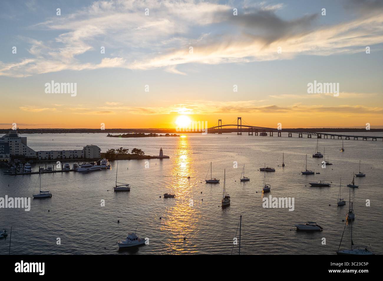 Coucher de soleil d'été de Nouvelle-Angleterre sur la baie de Narragansett, Newport - Rhode Island. Couleur et nuages ©Paul Todd/OUTSIDEIMAGES.COM AGENCE PHOTO OUTSIDE IMAGES Banque D'Images