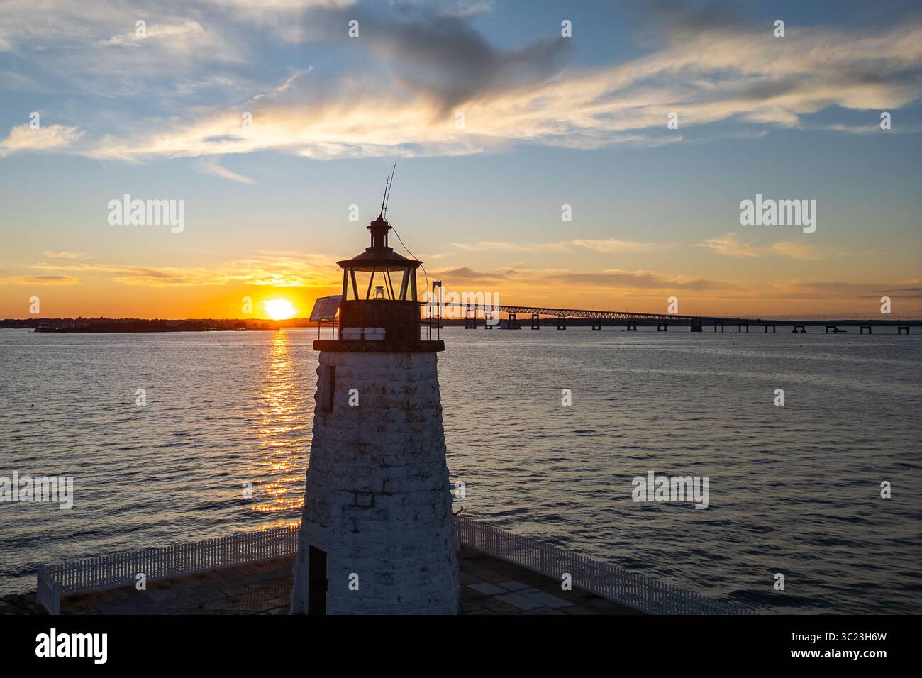 Coucher de soleil d'été de Nouvelle-Angleterre sur la baie de Narragansett, Newport - Rhode Island. Couleur et nuages ©Paul Todd/OUTSIDEIMAGES.COM AGENCE PHOTO OUTSIDE IMAGES Banque D'Images