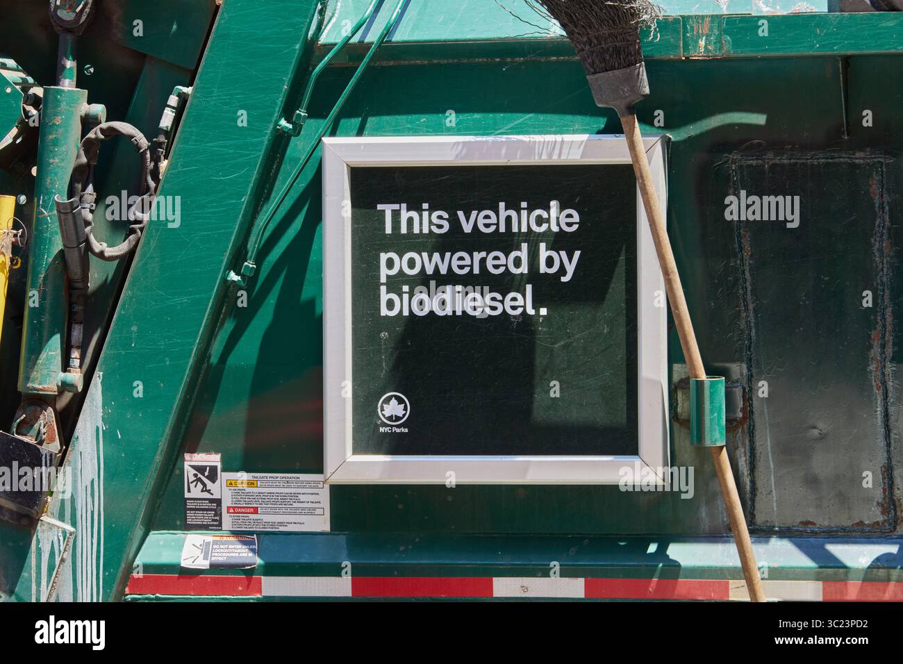 une pancarte sur le côté d'un véhicule new-yorkais park disant que ce véhicule est alimenté au biodiesel, une partie de l'effort de la ville pour utiliser l'énergie verte Banque D'Images