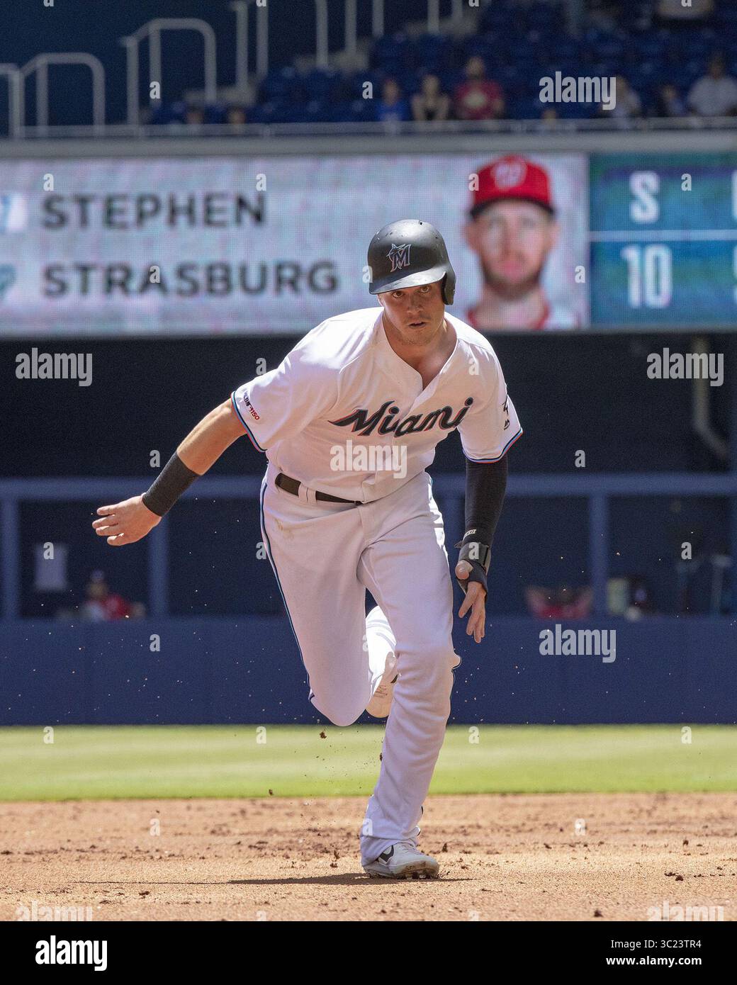 21 avril 2019 - Miami, FL, USA - Brian Anderson (15 ans), troisième joueur de base des Miami Marlins, vole vers la troisième base lors de la première manche contre les Nationals de Washington le dimanche 21 avril 2019 au Marlins Park à Miami, Floride. Les nationaux battent les Marlins 5-0. (Crédit image : © TNS via ZUMA Wire) Banque D'Images