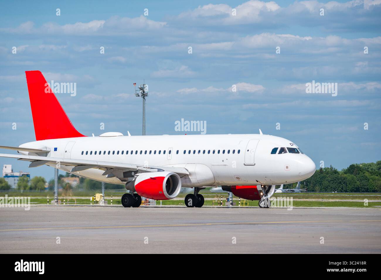 Avion de passagers sur piste en journée ensoleillée Banque D'Images