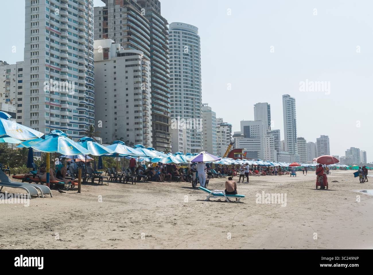 Amoureux de la plage sur la Playa de Bocagrande à Cartagena, Colombie Banque D'Images