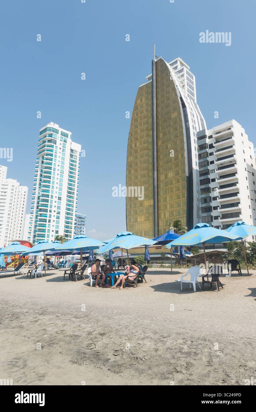 Amoureux de la plage sur la Playa de Bocagrande à Cartagena, Colombie Banque D'Images