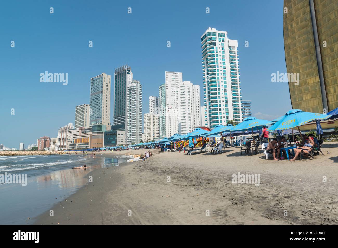 Amoureux de la plage sur la Playa de Bocagrande à Cartagena, Colombie Banque D'Images