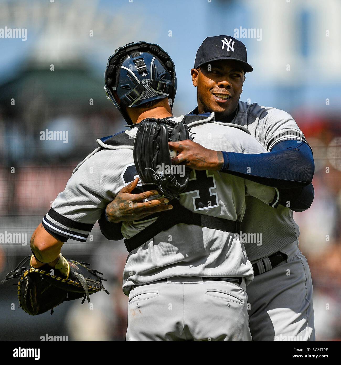 27 avril 2019 : le lanceur de secours des New York Yankees Aroldis Chapman (54 ans) célèbre la victoire avec le receveur des New York Yankees Gary Sanchez (24 ans) lors du match MLB entre les New York Yankees et les San Francisco Giants à Oracle Park à San Francisco, en Californie. Chris Brown/CSM(image de crédit : &copy ; Chris Brown/CSM via ZUMA Wire) Banque D'Images