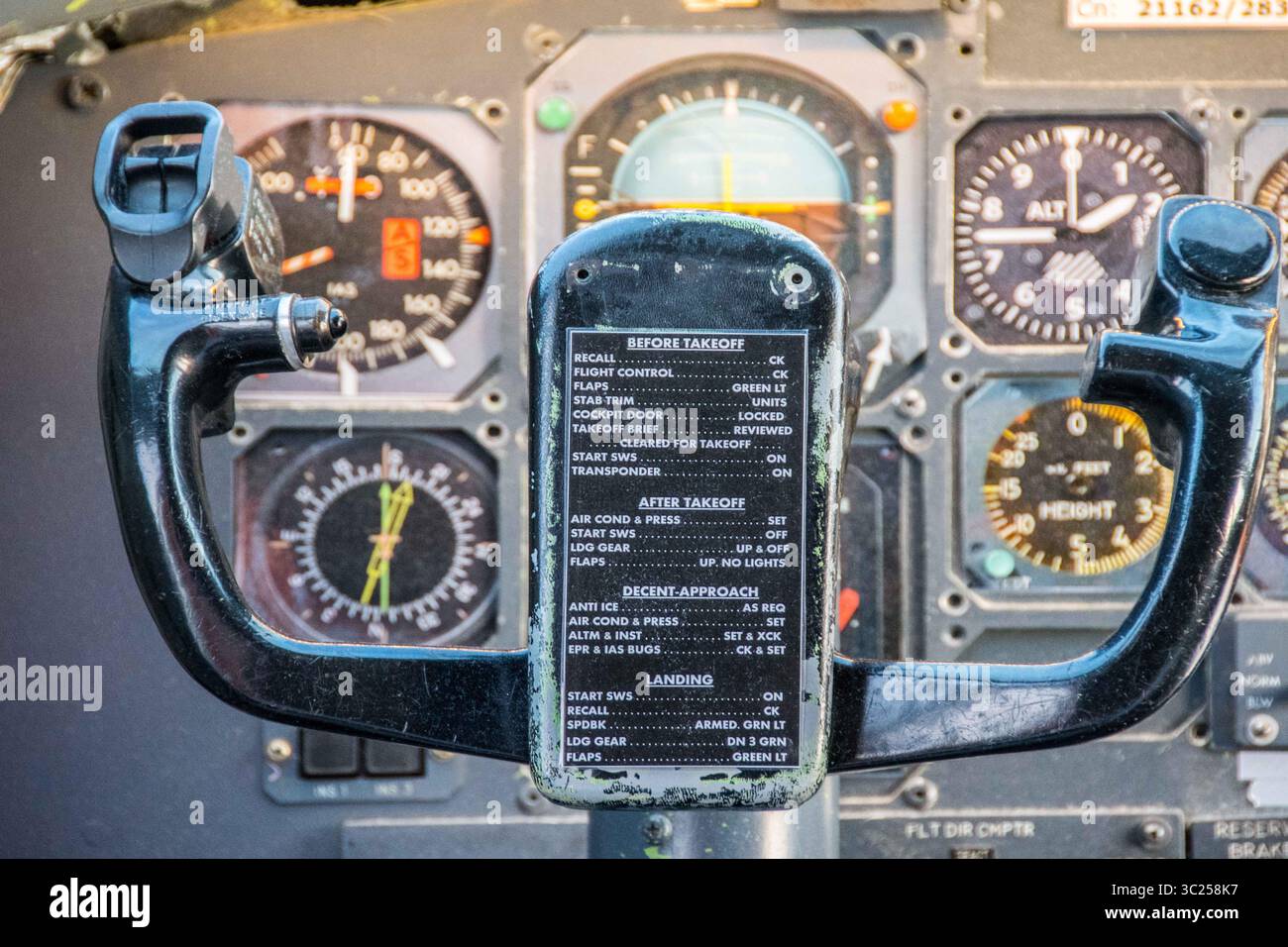 28 juin 2016 - Stockholm, Suède - Stockholm, Arlanda, Suède - L'avion contrôle l'intérieur de la salle de pilotage du Jumbo Stay (Jumbohostel), une auberge qui est un avion de ligne Boeing 747 converti. Il est situé à l'entrée de l'aéroport de Stockholm Arlanda. (Crédit image : © Edwin Remsberg / Vwpics/VW pics via ZUMA Wire) Banque D'Images