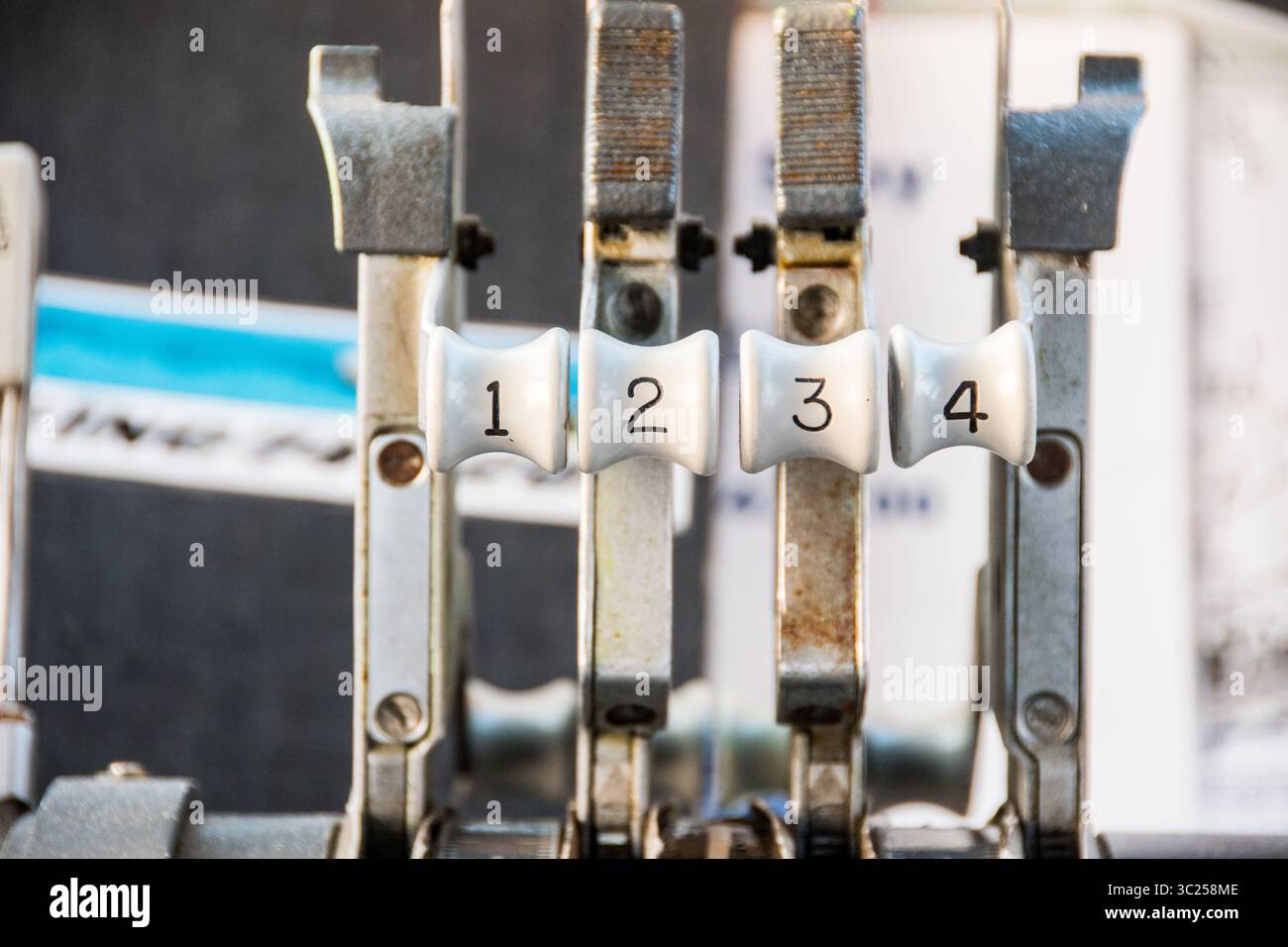 28 juin 2016 - Stockholm, Suède - Stockholm, Arlanda, Suède - les anciens contrôles à l'intérieur de la salle de cockpit du Jumbo Stay (Jumbohostel), une auberge qui est un avion de ligne Boeing 747 converti. Il est situé à l'entrée de l'aéroport de Stockholm Arlanda. (Crédit image : © Edwin Remsberg / Vwpics/VW pics via ZUMA Wire) Banque D'Images