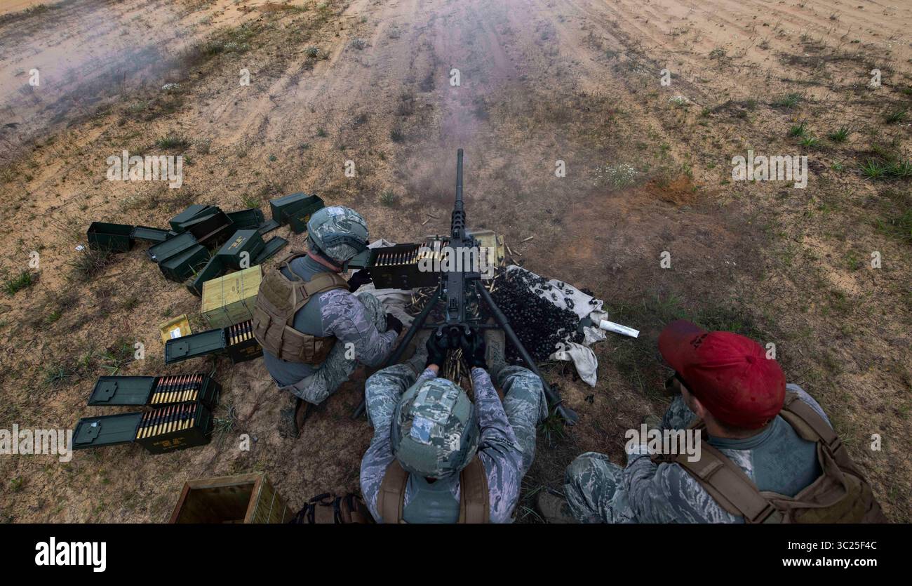 19 avril 2019 - Shaw Air Force base, Caroline du Sud, États-Unis - Airman 1st Class Vincent Cortorillo, à gauche, et Senior Airman Braylyn Banks, au centre, contrôleurs d'entrée du 20th Security Forces Squadron, tirent une mitrailleuse Browning M2, tandis que le Sgt d'état-major Robert Riley, à droite, 20th SFS combat Arms instructeur supervise au Poinsett Electronic combat Range, près de Wedgefield, S.C. le 19 avril 2019. Les aviateurs affectés à la 20e SFS ont participé à un cours de deux jours destiné à leur enseigner l'histoire de l'arme, ainsi que l'étiquette de tir appropriée. (Crédit image : © U.S. Air Force/ZUMA Wire/ZUMAPRESS.com) Banque D'Images