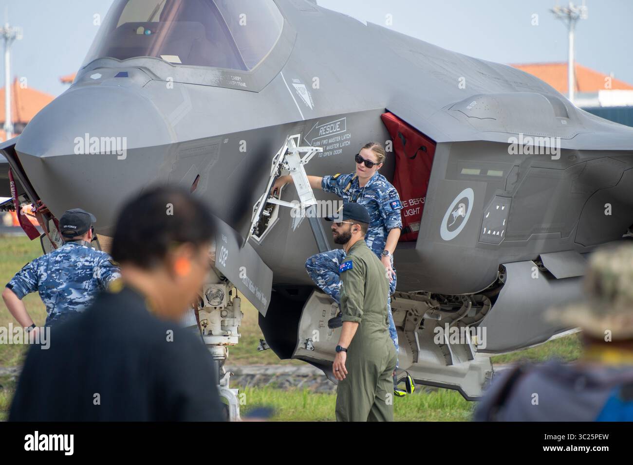 Bali, 18 septembre 2024 : L'équipage de la Royal Australian Air Force inspecte un F-35 Lightning II lors du Bali International Airshow 2024. Banque D'Images