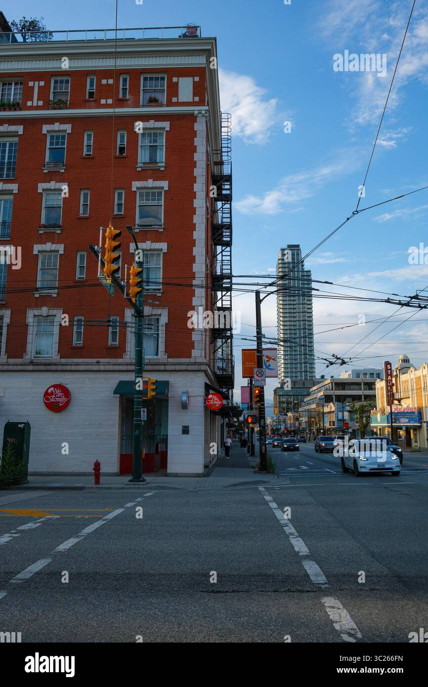 Un passage le long de la rue Granville en direction de l'immeuble historique Douglas Lodge, Vancouver, C.-B. Le condo Stories sur West Broadway est derrière. Banque D'Images