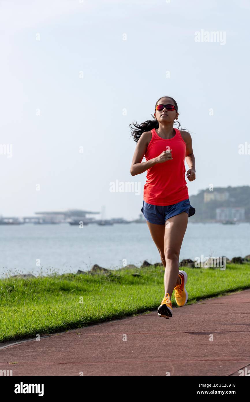 Jeune femme latine courant dans la ville de Panama, Panama - photo stock Banque D'Images