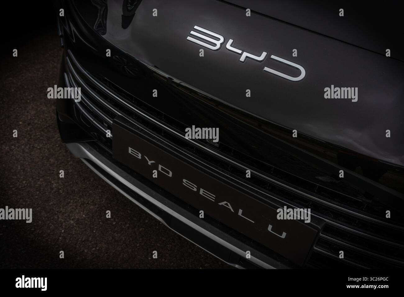 Logo de la marque BYD sur une voiture électrique Seal U à vendre au Royaume-Uni - BYD est une société chinoise de fabrication de voitures électriques Banque D'Images