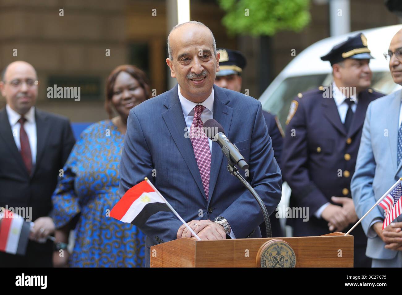 NEW YORK, NEW YORK – 23 JUILLET : le maire Eric Adams, représentant permanent de l'Égypte auprès de l'ONU Oussama Abdel-Khalek, aux côtés de diplomates égyptiens et de personnalités, prononce un discours lors de la cérémonie de levée du drapeau égyptien à Bowling Green le 23 juillet 2025 à New York. L'événement a marqué le 73e jour de l'indépendance des Égyptiens et la première fois que le drapeau égyptien a été hissé dans le parc historique, reconnaissant les contributions de la communauté égyptienne américaine forte de 40 000 personnes. Le maire Adams a honoré l'impact des communautés dans la médecine, les petites entreprises, la sécurité publique et la culture, et a souligné l'importance de di Banque D'Images