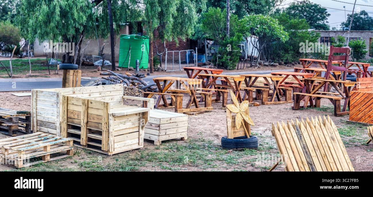 palette, clôture de bricolage, table, chaises, bancs et décorations, recyclage des palettes en bois , à l'extérieur dans le canton du village africain, communautés oubliées Banque D'Images