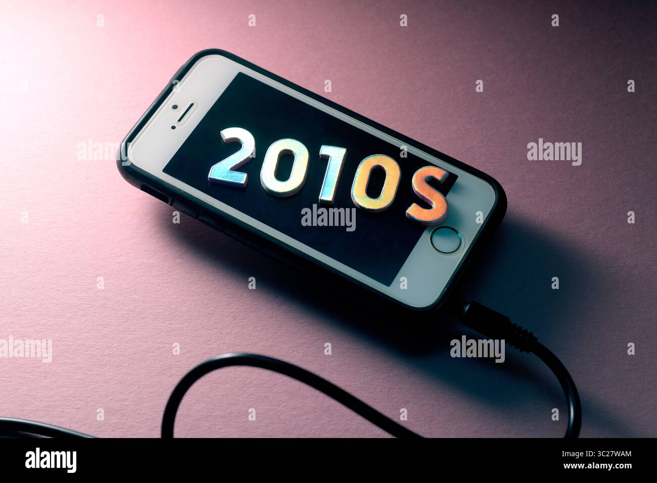 texte métallique '2010s' sur un smartphone Banque D'Images