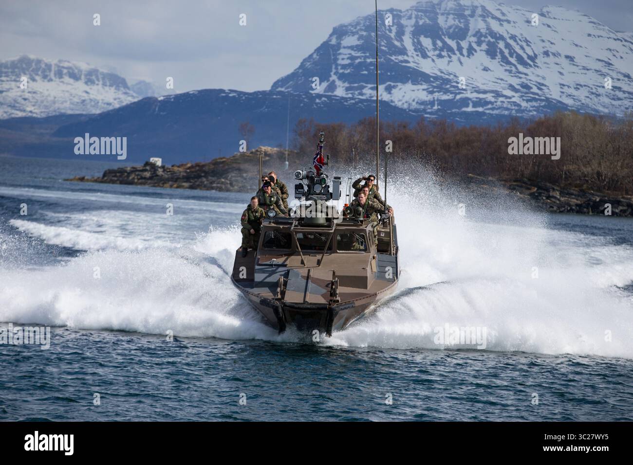 9 mai 2019 - Harstad, Norvège - les Marines américains avec 1er peloton, 1er bataillon de reconnaissance, 1re division des Marines, les Marines avec 1er peloton, Force reconnaissance Company, II Marine Expeditionary Force, et le Norwegian Coastal Ranger Commando (KJK) effectuent des exercices d'assaut rapide de classe CB90 pendant l'exercice Platinum Ren à Fort Trondennes, Harstad, Norvège, le 8 mai 2019. Le CB90 est une classe de 500 chevaux d'embarcation d'assaut militaire rapide qui peut exécuter des virages extrêmement serrés à grande vitesse et décélérer de la vitesse maximale à un arrêt complet sur 2,5 longueurs de bateau permettant aux bateaux de fonctionner à proximité Banque D'Images